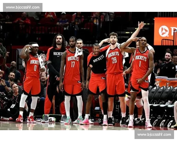 热火与马刺激战正酣 双方球员展现精彩对决巅峰对决燃爆球迷热情 热火与马刺激战正酣 双方球员展现精彩对决巅峰对决燃爆球迷热情